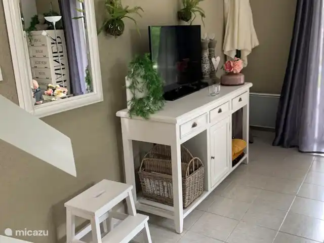 Village le Chat 141 | France, Charente, Écuras - maison de vacances Buffet TV rempli de livres et de puzzles