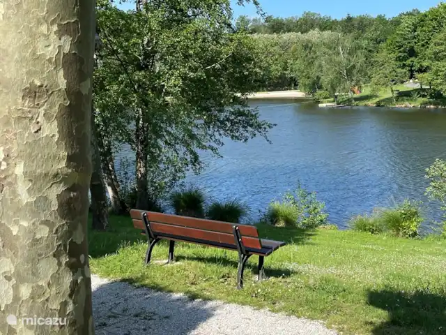 Village le Chat 141 | France, Charente, Écuras - maison de vacances Profitez simplement de la paix et de l’espace dans la nature sur ce banc en face de la maison. Prenez une tasse de café avec vous et laissez la journée passer.