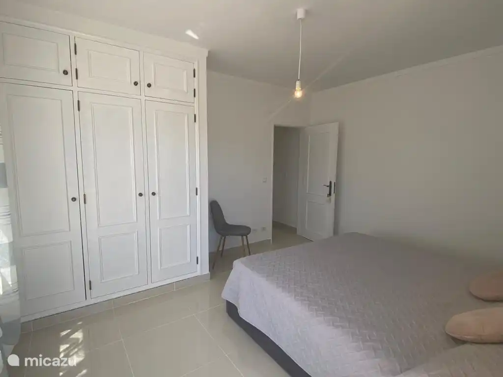 dormitorio 1 con armarios empotrados