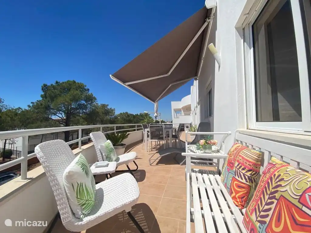 terraza con asientos y mesa de comedor