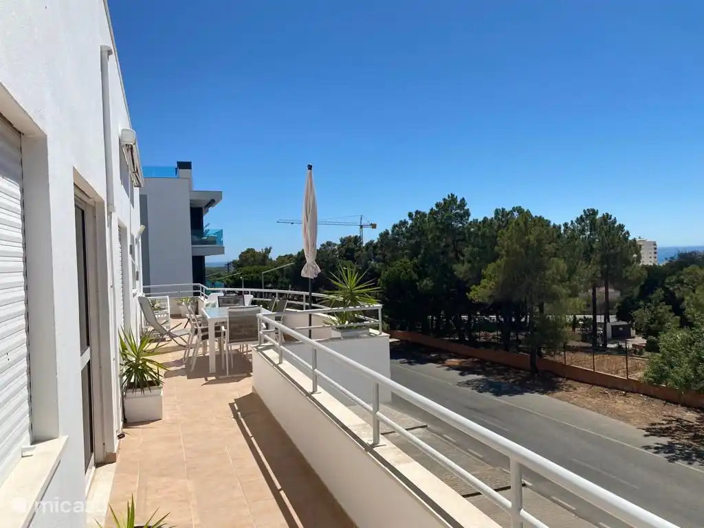 terraza sur con toldo y parasol