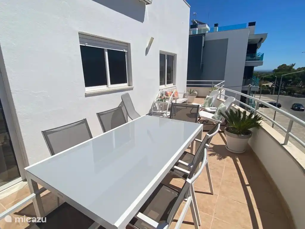 terraza con mesa de comedor y sillas