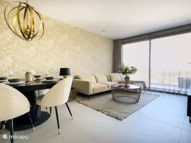 Oasis des golfeurs : vue spectaculaire | Espagne, Costa del Sol, Estepona - penthouse Salon spacieux avec accès à une grande terrasse.