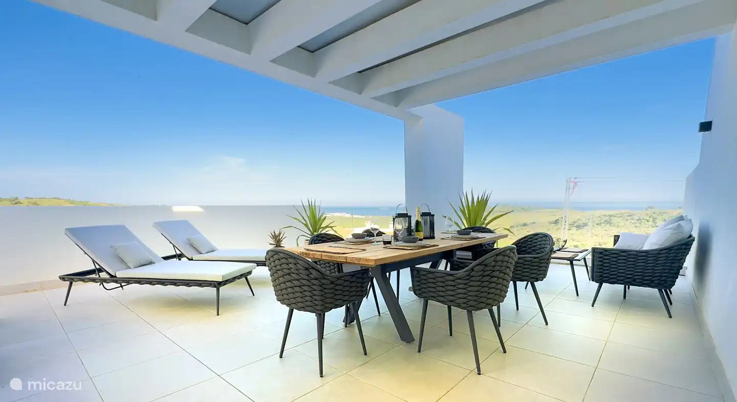 Essbereich und Sonnenliegen – zweite Terrasse