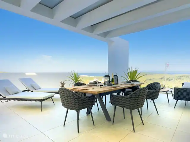 Oasis des golfeurs : vue spectaculaire | Espagne, Costa del Sol, Estepona - penthouse Coin repas et transats - deuxième terrasse