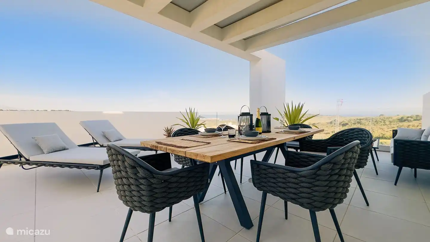 Essbereich und Sonnenliegen – zweite Terrasse