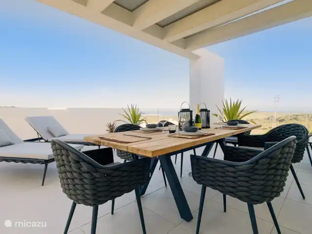 Oasis des golfeurs : vue spectaculaire | Espagne, Costa del Sol, Estepona - penthouse Coin repas et transats - deuxième terrasse