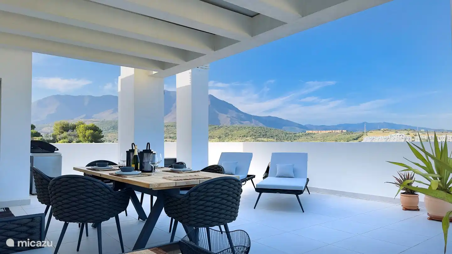 Essbereich und Sonnenliegen – zweite Terrasse