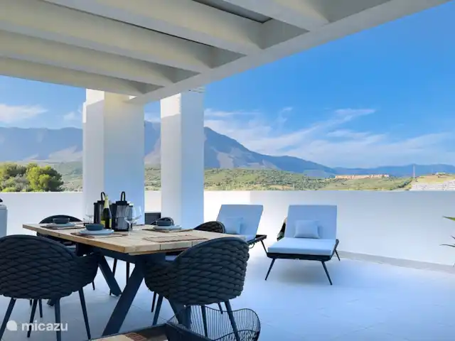 Oasis des golfeurs : vue spectaculaire | Espagne, Costa del Sol, Estepona - penthouse Coin repas et transats - deuxième terrasse