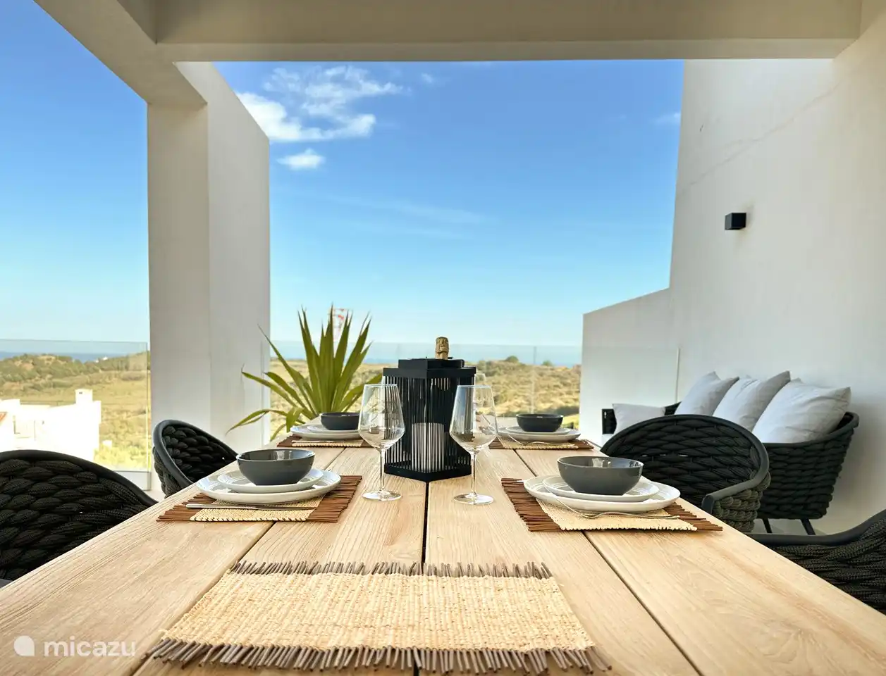 Essbereich große Terrasse - zweite Terrasse