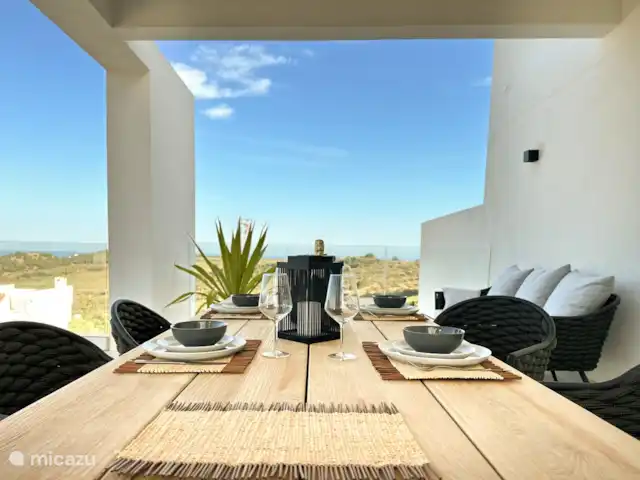Oasis des golfeurs : vue spectaculaire | Espagne, Costa del Sol, Estepona - penthouse Salle à manger grande terrasse - deuxième terrasse