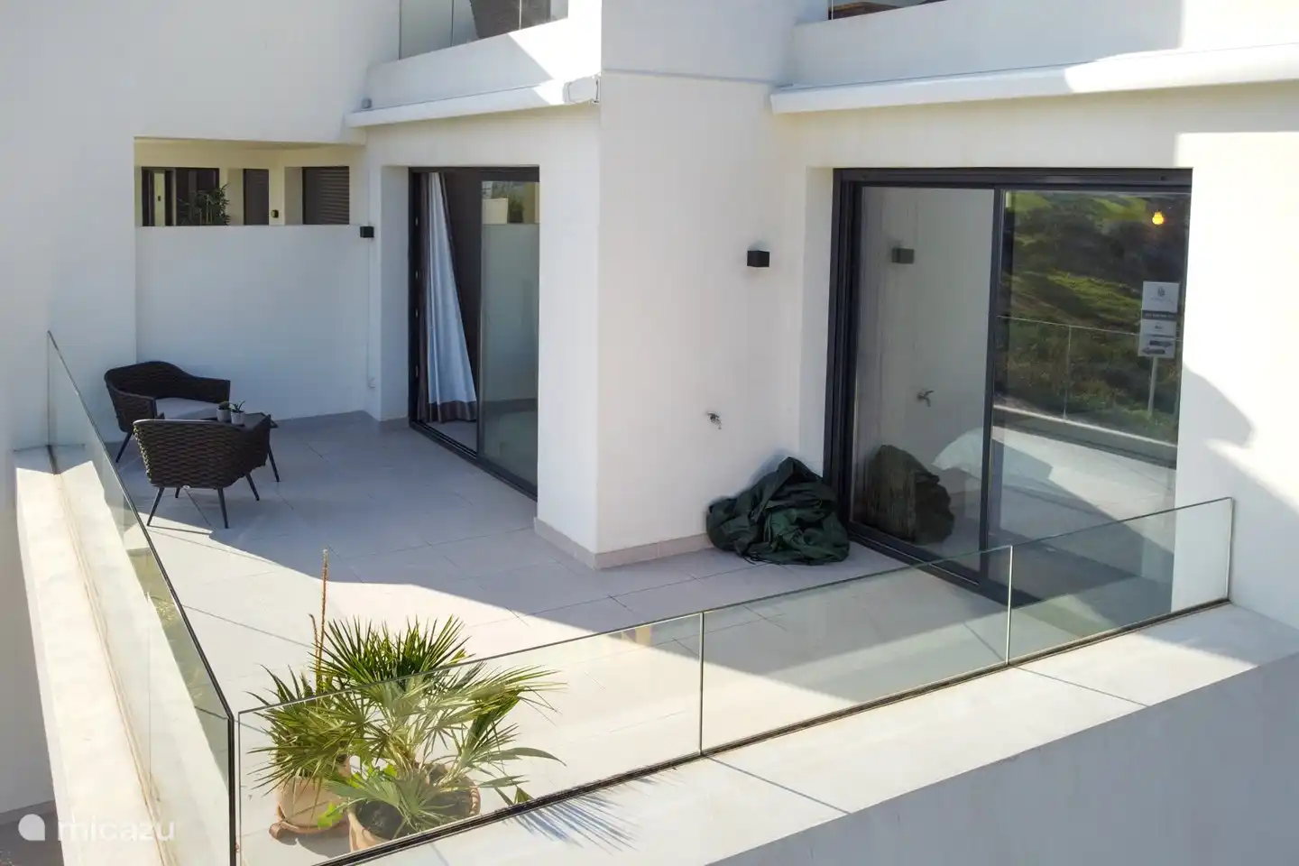 Eine Terrasse mit Zugang zum Wohnzimmer und zum Hauptschlafzimmer