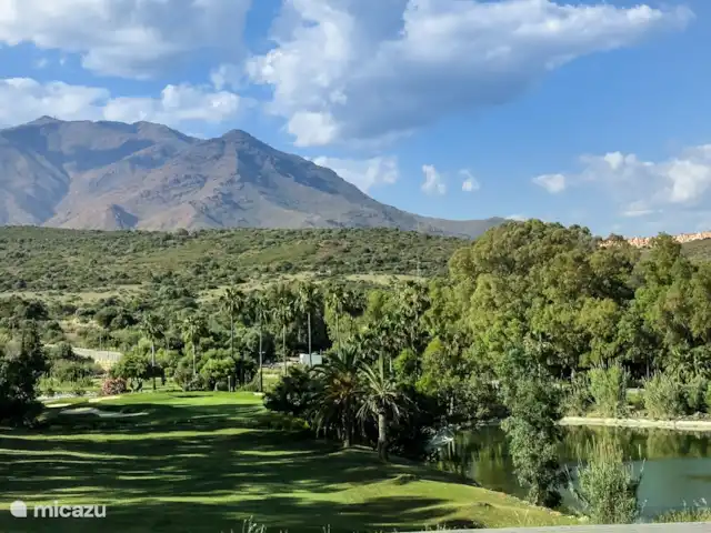 Oasis des golfeurs : vue spectaculaire | Espagne, Costa del Sol, Estepona - penthouse Terrain de golf entourant l'urbanisation