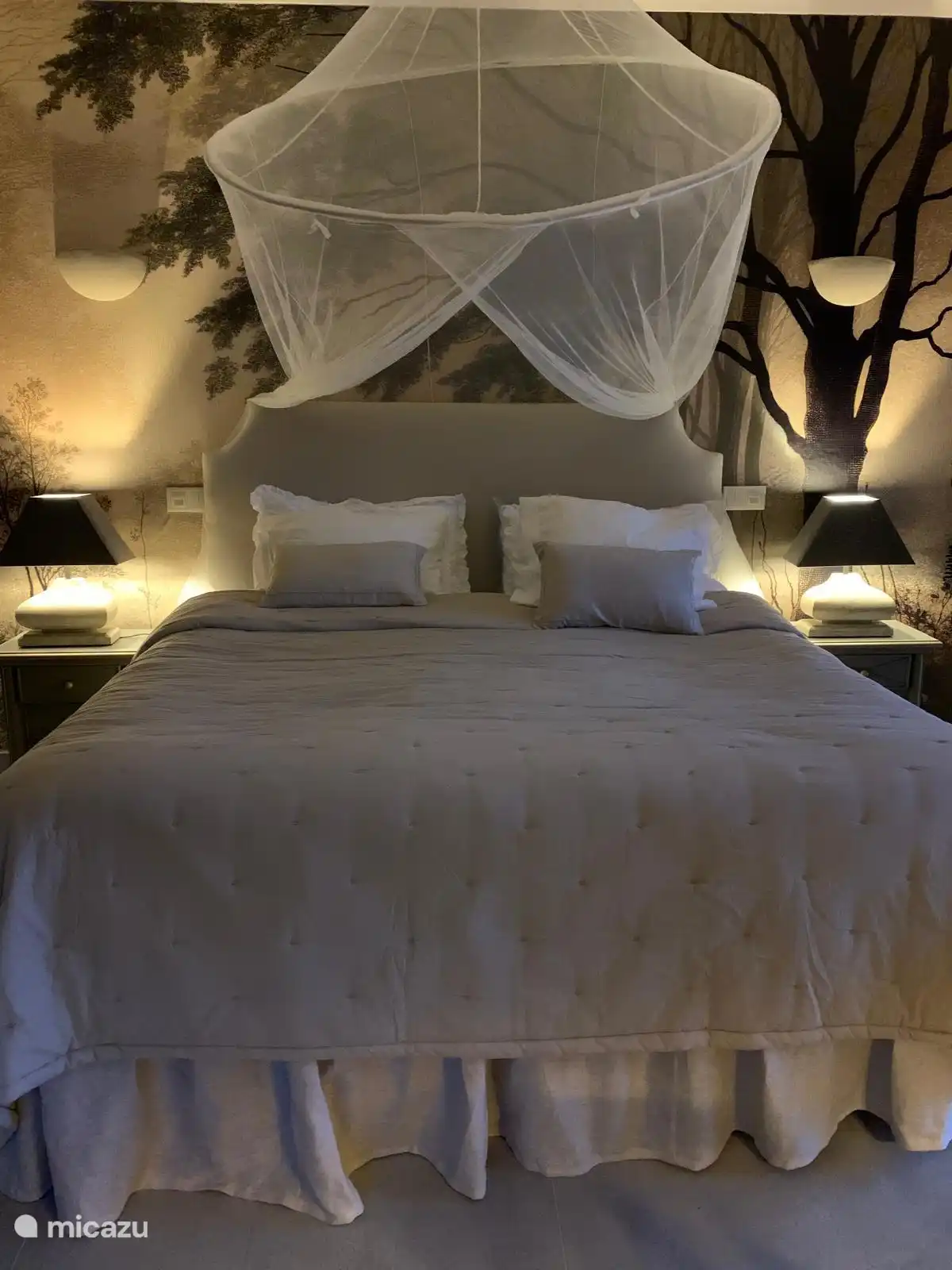 Tweepersoonsbed op de begane grond luxe slaapkamer met directe toegang tot het zwembadterras