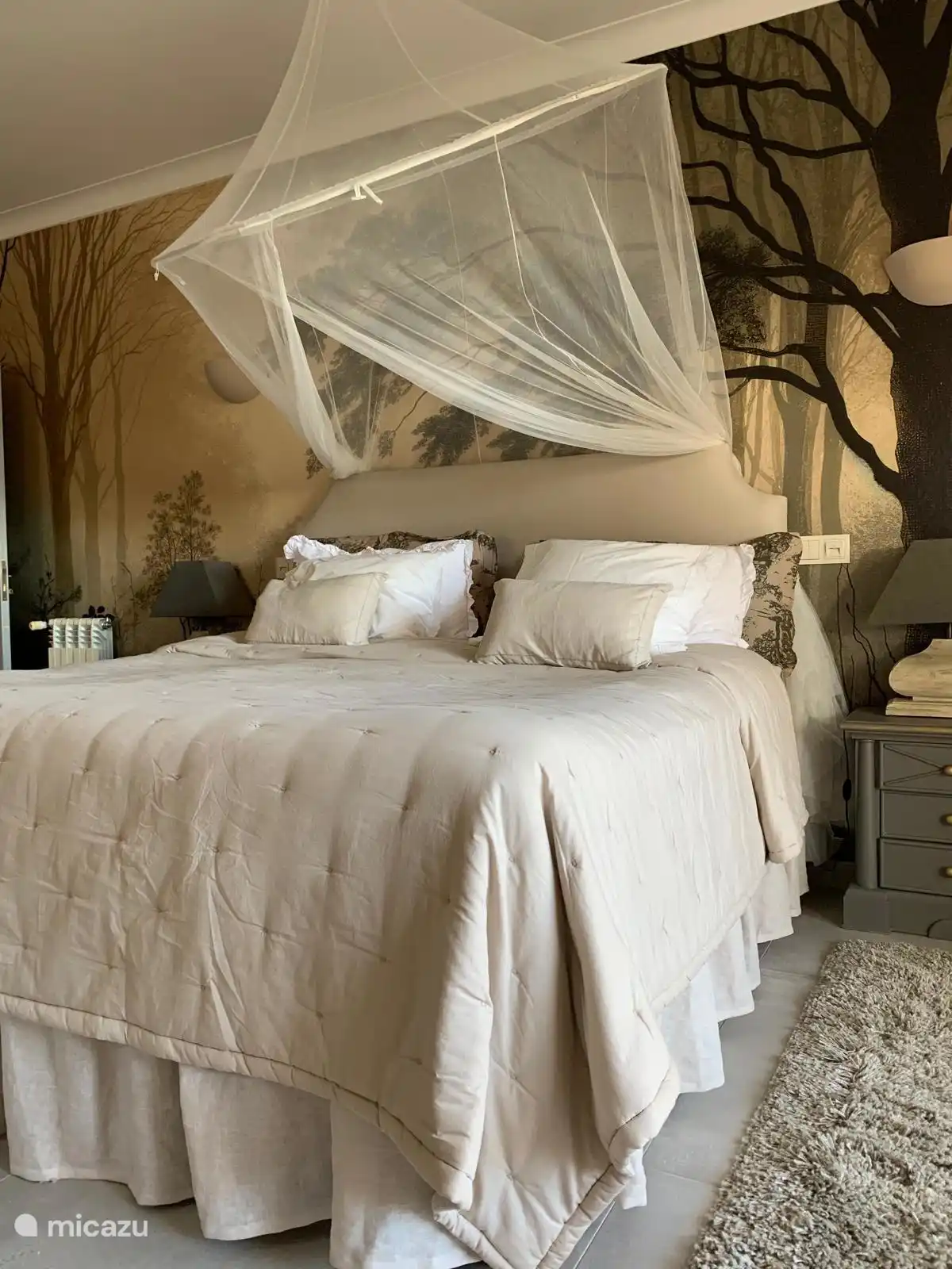 Tweepersoonsbed op de begane grond luxe slaapkamer met directe toegang tot het zwembadterras