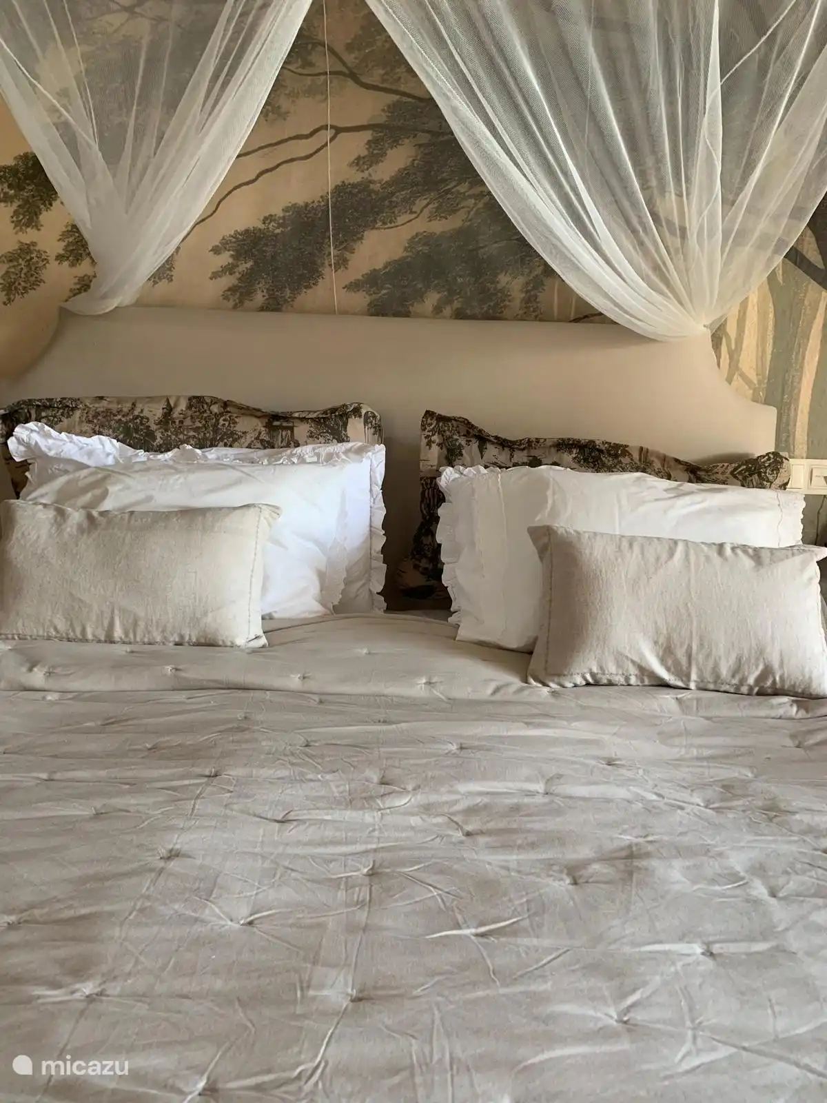 Tweepersoonsbed op de benedenverdieping, luxe slaapkamer met directe toegang tot het zwembadterras