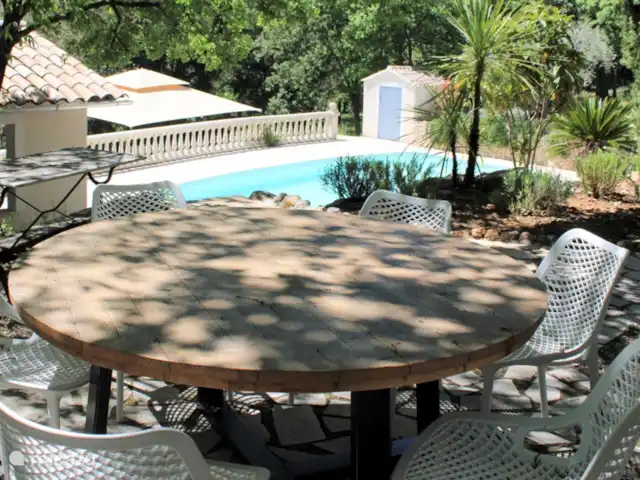 Nouvelle Maison | France, Var, Lorgues - villa vue sur la piscine depuis le siège sous les arbres