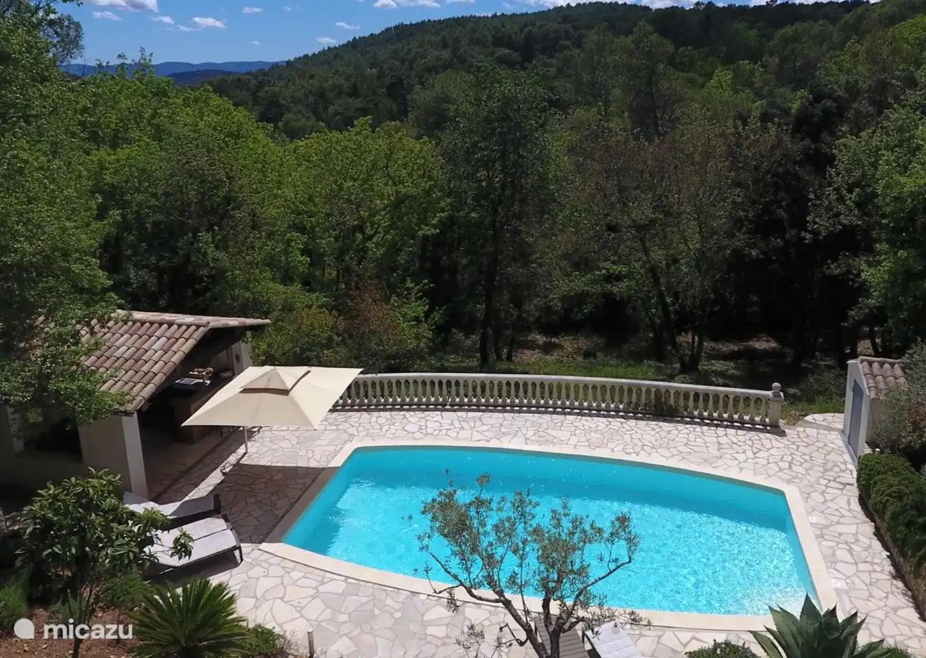 the swimming pool is completely free with a fantastic view of the valley