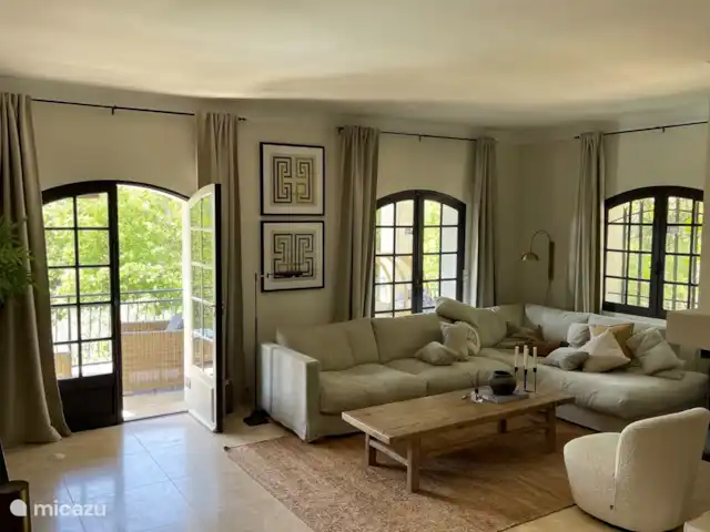Nouvelle Maison | France, Var, Lorgues - villa salon spacieux et confortable avec grand canapé-lit
