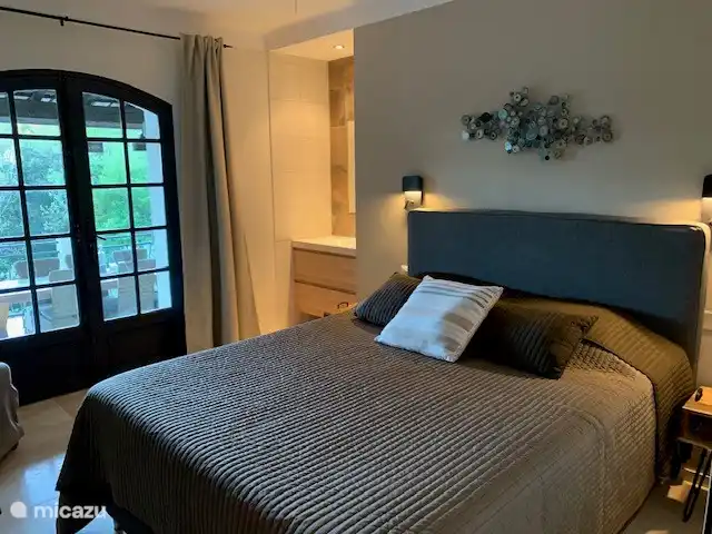 Nouvelle Maison | France, Var, Lorgues - villa chambre avec lit avec sommier à ressorts, lavabo et portes-fenêtres donnant sur la terrasse