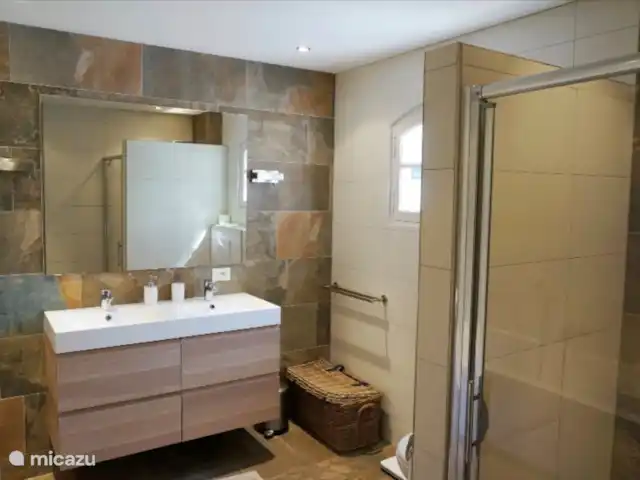 Nouvelle Maison | France, Var, Lorgues - villa salle de bain spacieuse avec douche à l'italienne