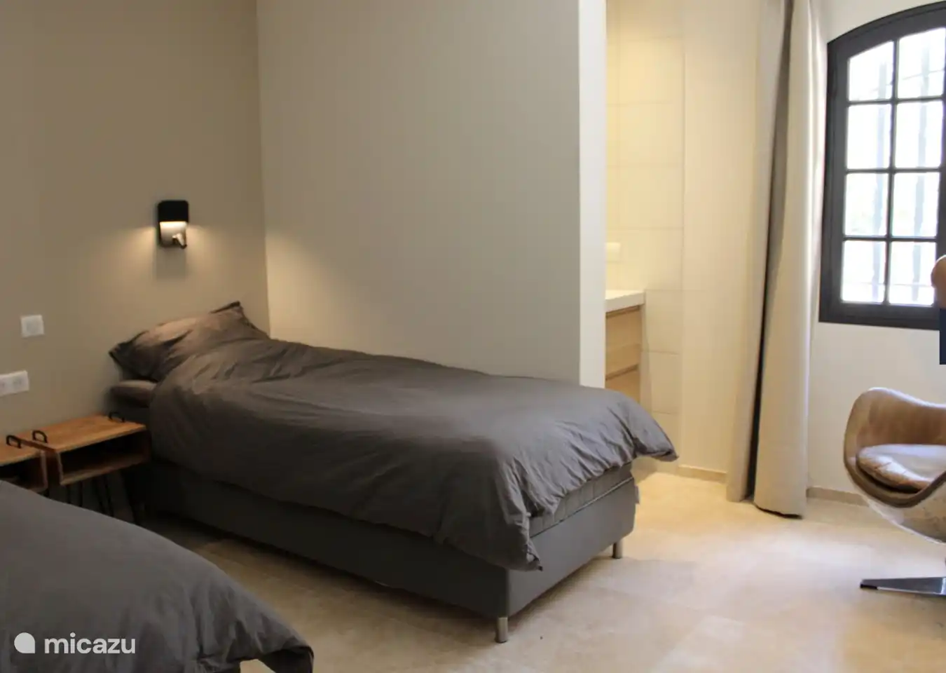 bedroom with 2 single beds