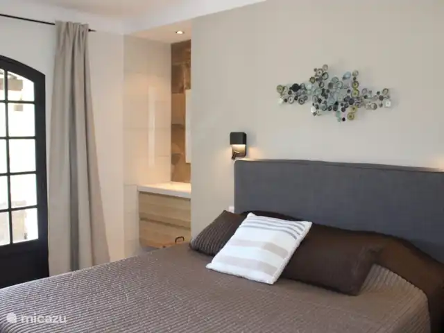 Nouvelle Maison | France, Var, Lorgues - villa chambre avec lit avec sommier à ressorts, lavabo et portes-fenêtres donnant sur la terrasse