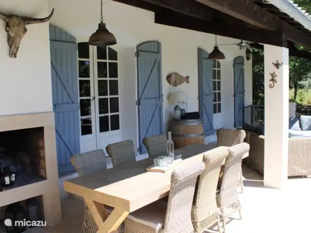 Nouvelle Maison | France, Var, Lorgues - villa terrasse avec une belle table à manger et un ensemble de salon