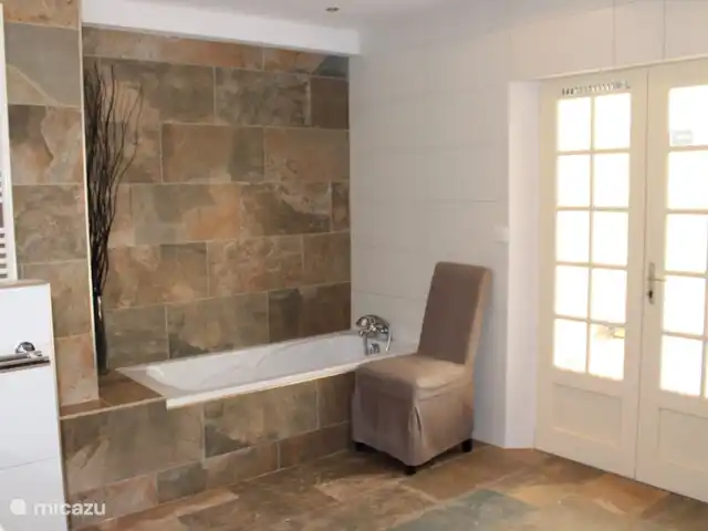 Nouvelle Maison | France, Var, Lorgues - villa salle de bain spacieuse au rez-de-chaussée avec baignoire et douche à l'italienne
