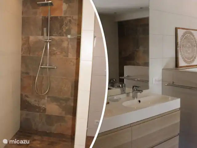 Nouvelle Maison | France, Var, Lorgues - villa douche à l'italienne dans la salle de bain du rez-de-chaussée