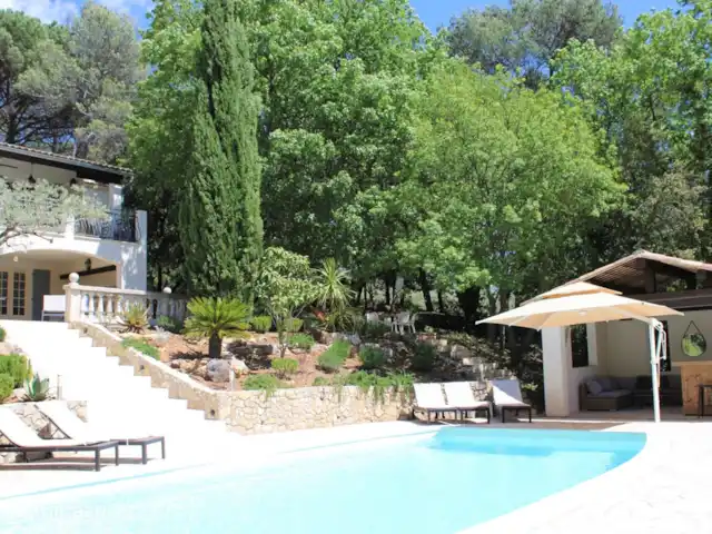 Nouvelle Maison | France, Var, Lorgues - villa piscine avec de nombreux transats, un grand parasol et le pool house pour une ombre suffisante