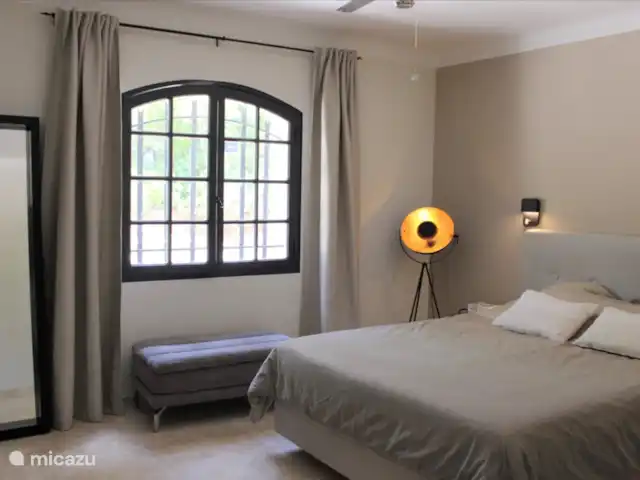 Nouvelle Maison | France, Var, Lorgues - villa Chambre parentale avec lit Bospring
