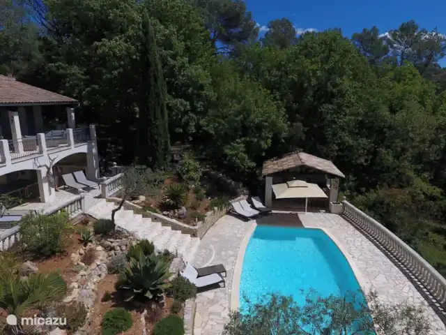 Nouvelle Maison | France, Var, Lorgues - villa pool house avec un bel ensemble salon, barbecue et frigo