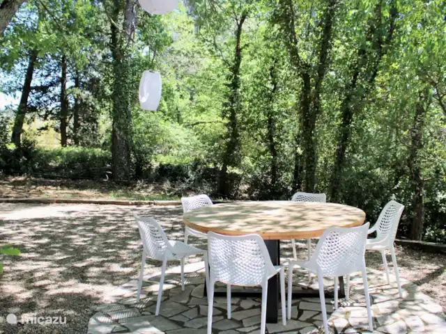 Nouvelle Maison | France, Var, Lorgues - villa joli coin salon sous les arbres
