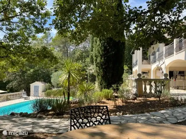 Nouvelle Maison | France, Var, Lorgues - villa vue latérale de la nouvelle maison, de la piscine et du jardin