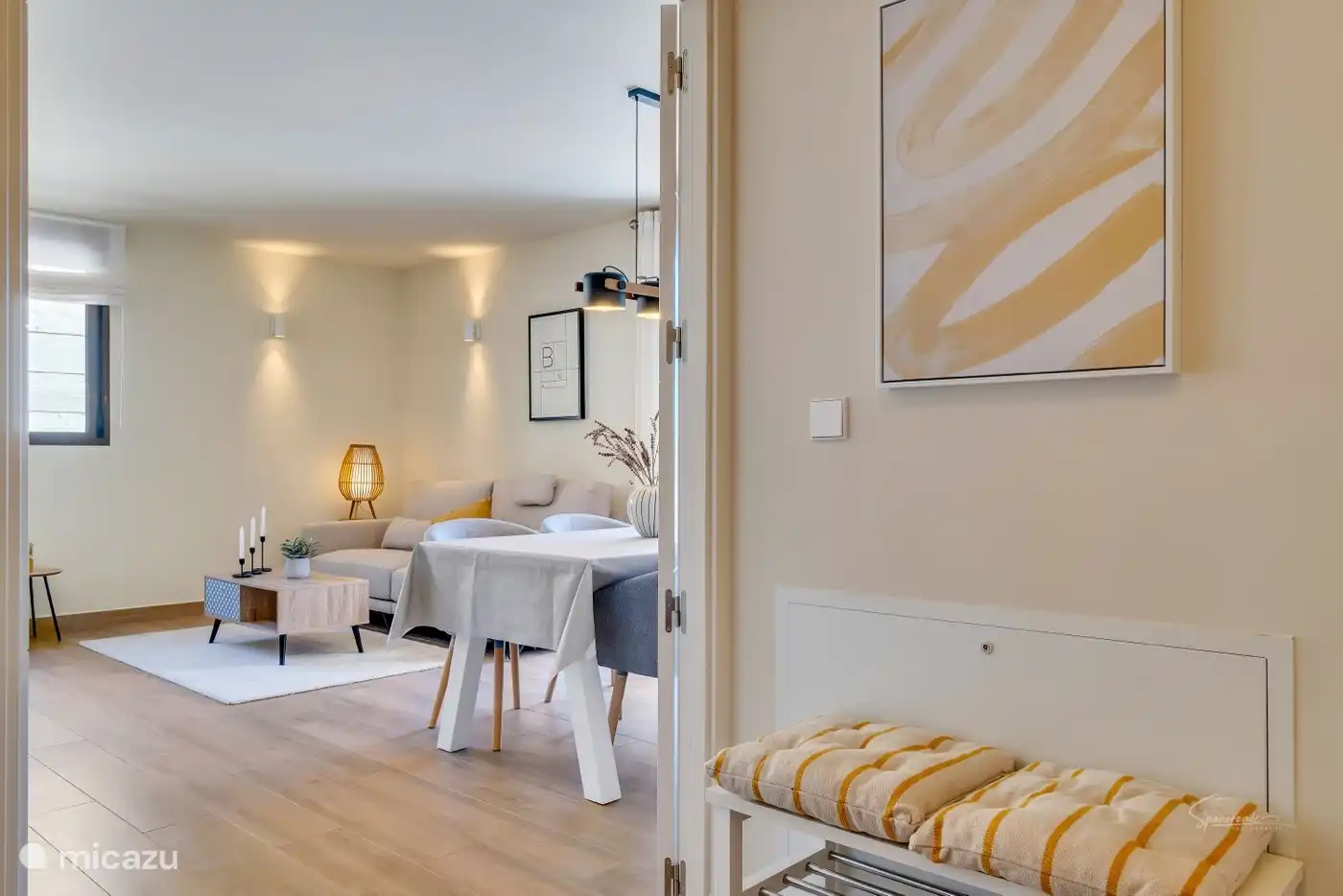 Fenstertüren zwischen dem Flur zum Wohnzimmer und den Schlafzimmern