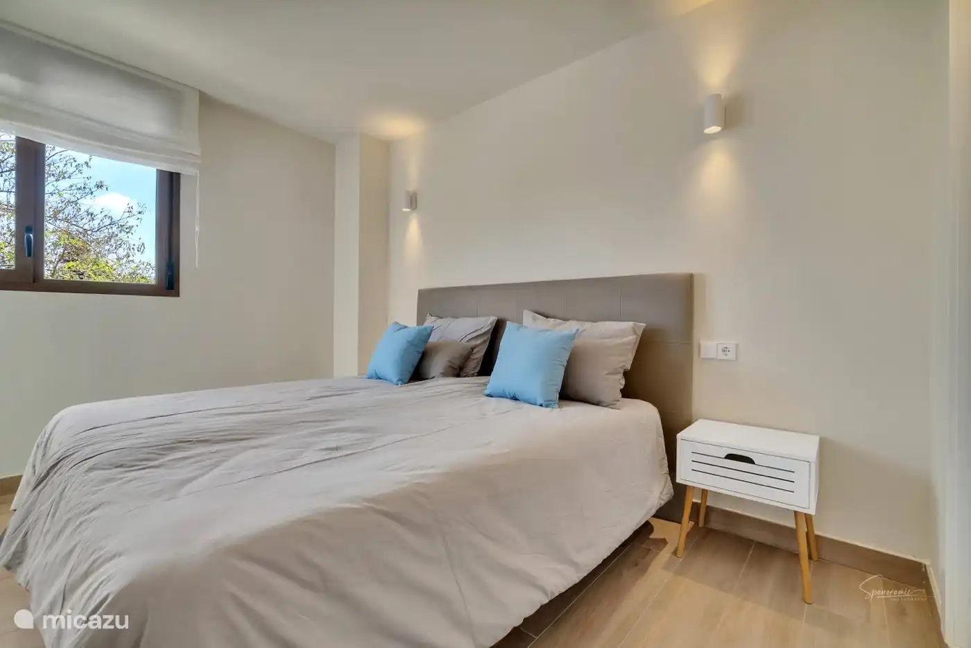 Schlafzimmer mit Doppelbett