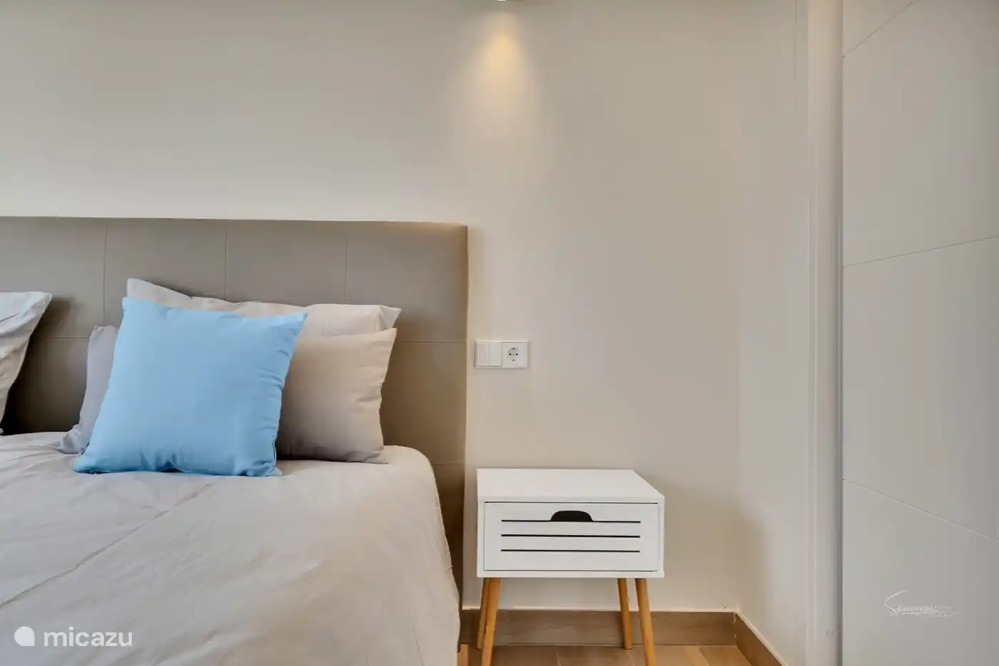 Doppelbett mit Nachttischen