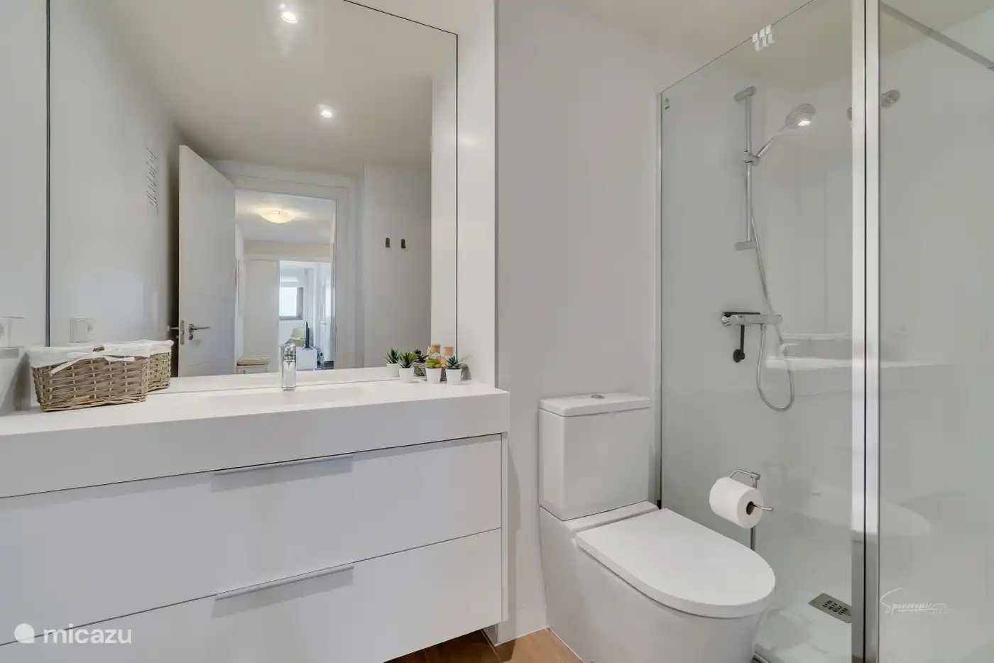 Badezimmer mit ebenerdiger Dusche