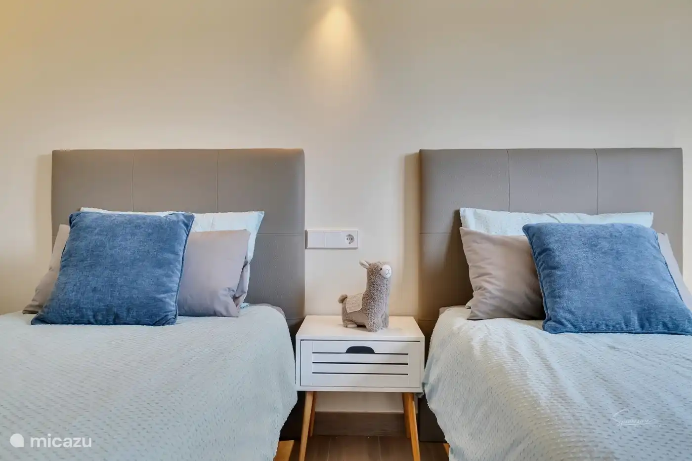 Schlafzimmer mit 2 Doppelbetten