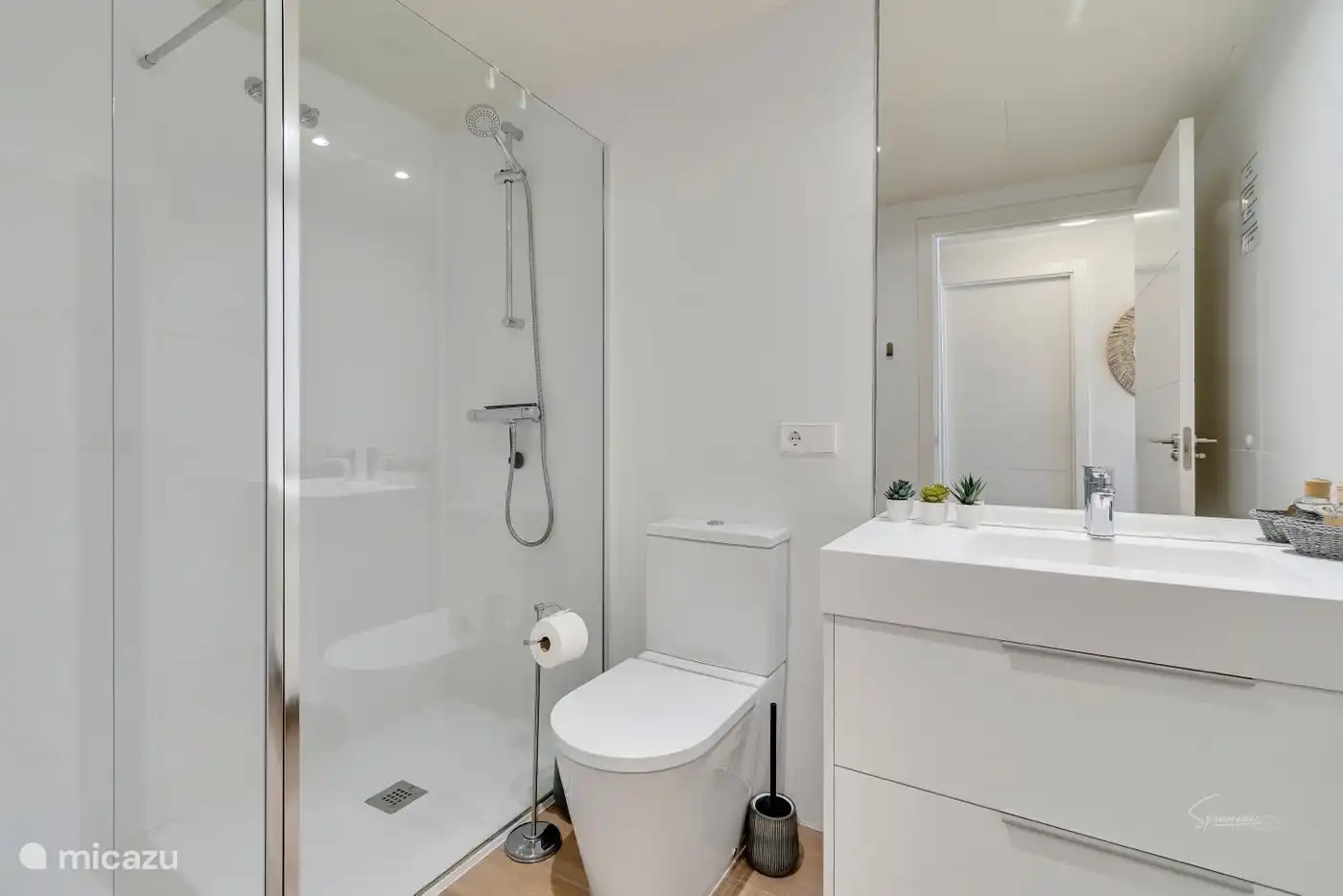 Badezimmer mit ebenerdiger Dusche