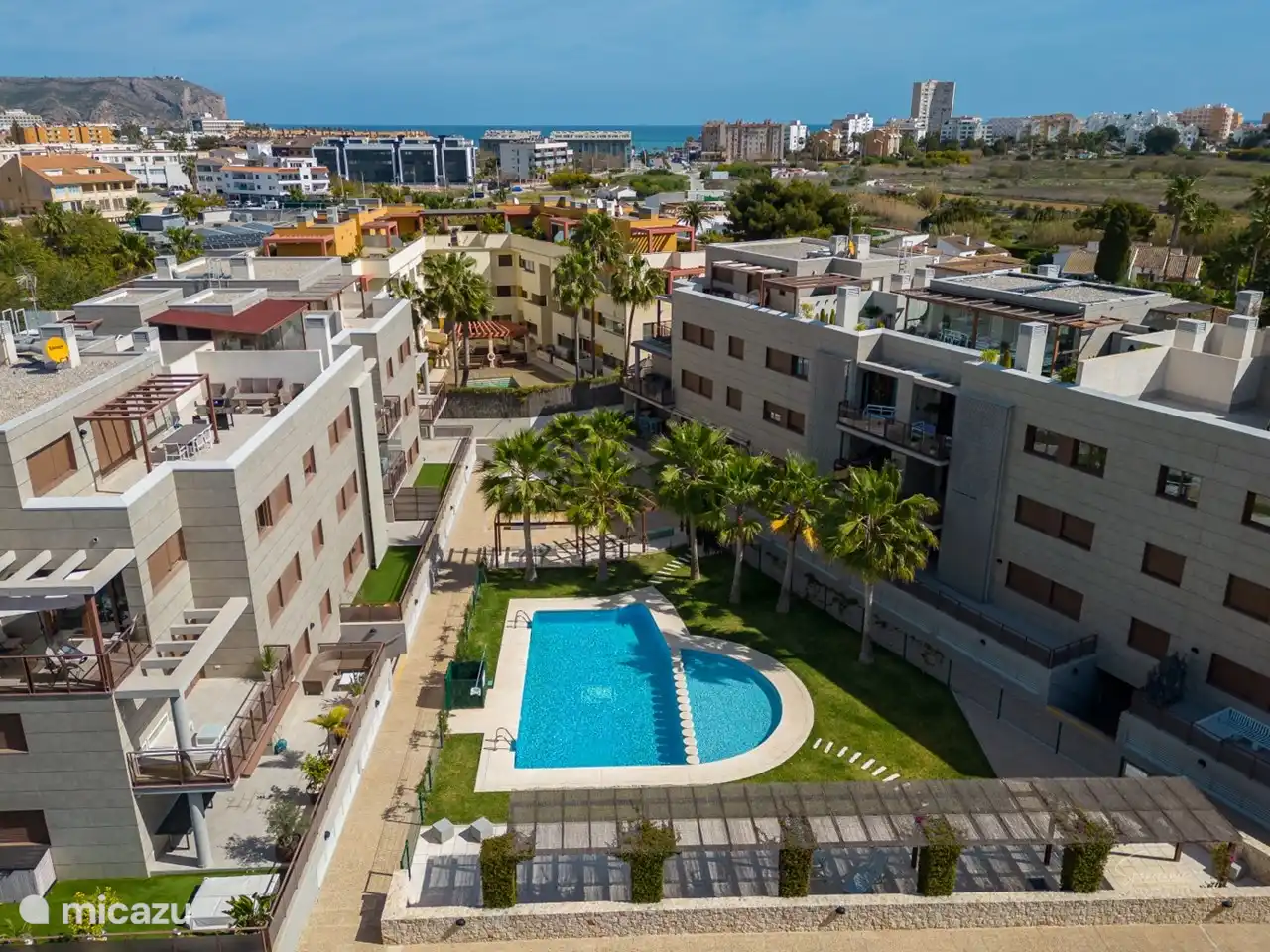 Drohnenansicht des Apartmentkomplexes mit dem Swimmingpool