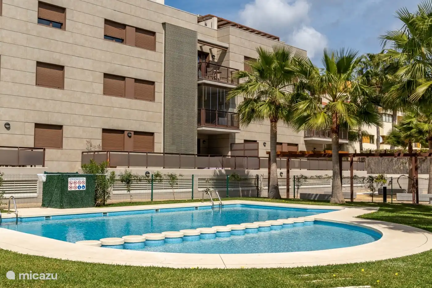 Komplett eingezäunter Swimmingpool und separater Kinderbereich