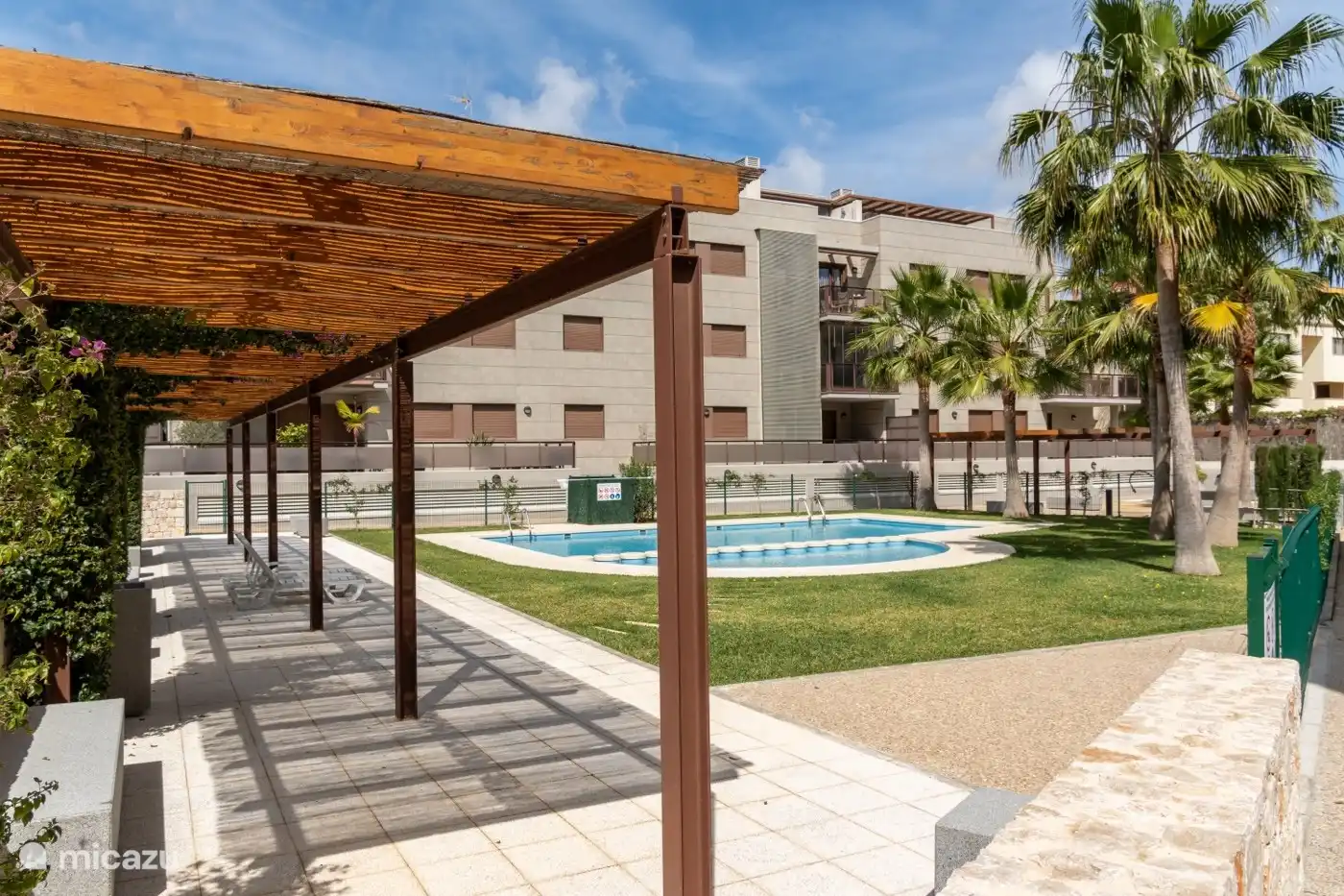 Gemeinschaftsgarten und Swimmingpool