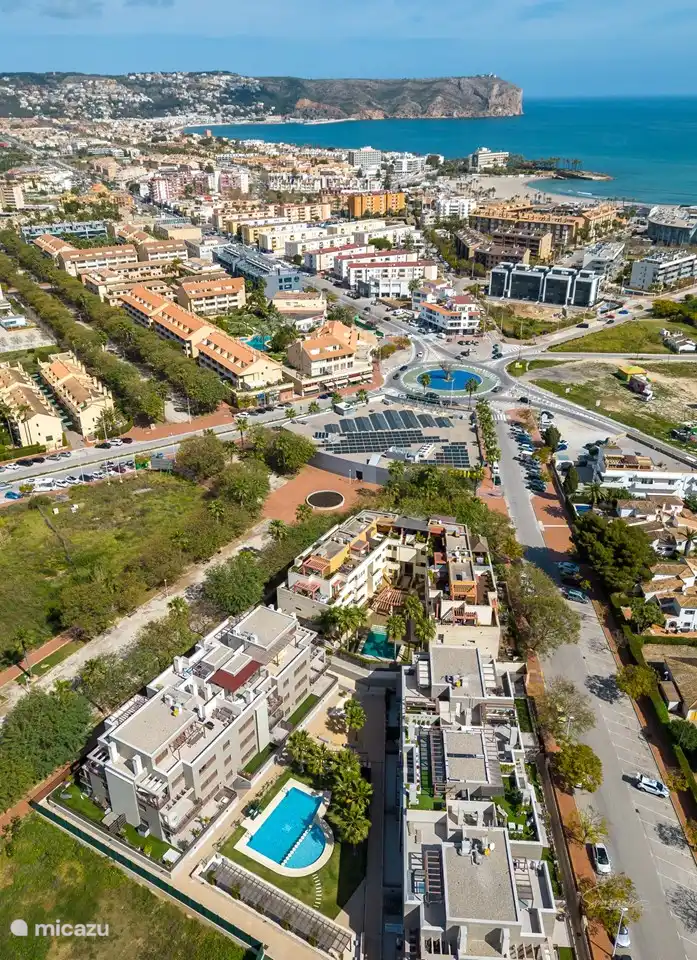 Drohnenansicht des Ortes im Verhältnis zum Arenal