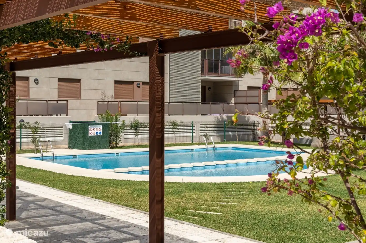 Schwimmbad mit Pergolabereich