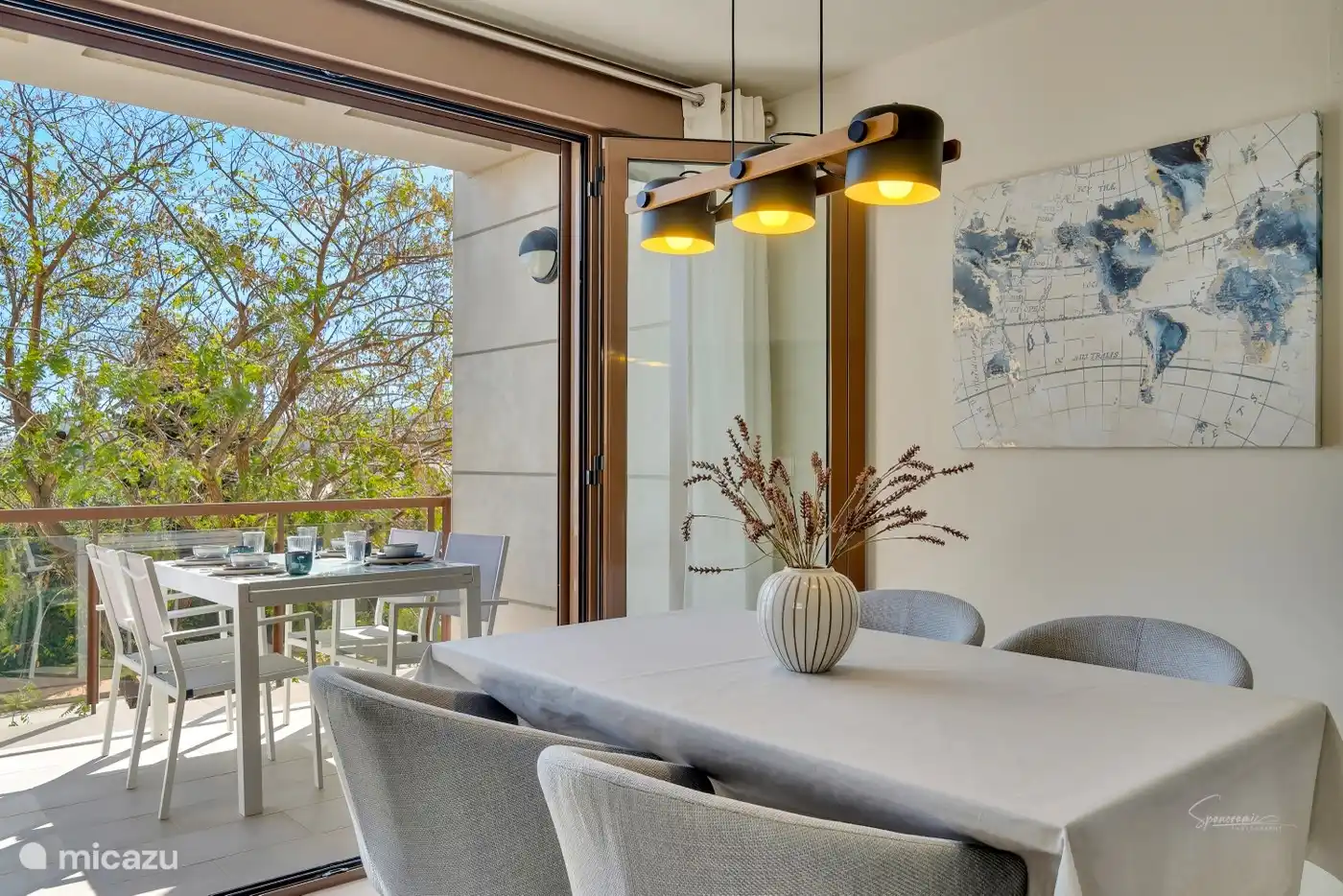 Esstisch drinnen und draußen