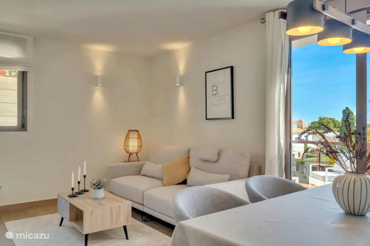 Helles Wohnzimmer mit Zugang zur privaten Terrasse