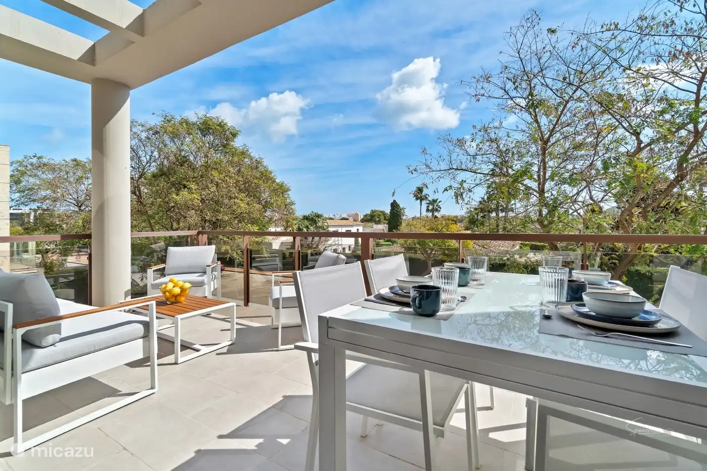 Terrasse mit Loungebereich und Esstisch