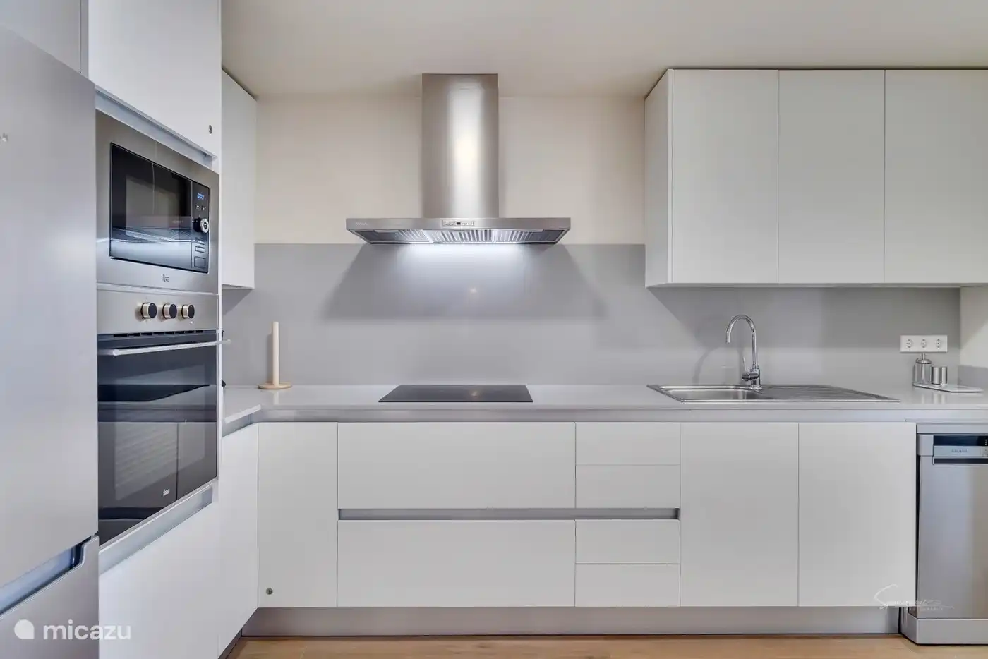 Küche mit Geschirrspüler